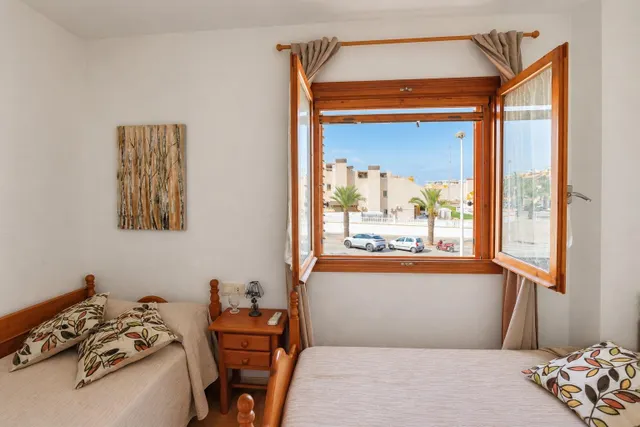 Bungalow adosado de tres plantas con vistas al mar — 18