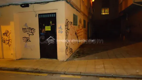 LOCAL HACE ESQUINA CON DOS VENTANALES PARA ARREGLAR