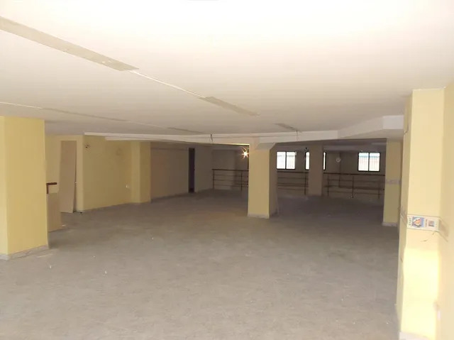 Se alquila local comercial con mucha fachada, muy cerca de El Corte Inglés y Parque Ribalta, frente — 16