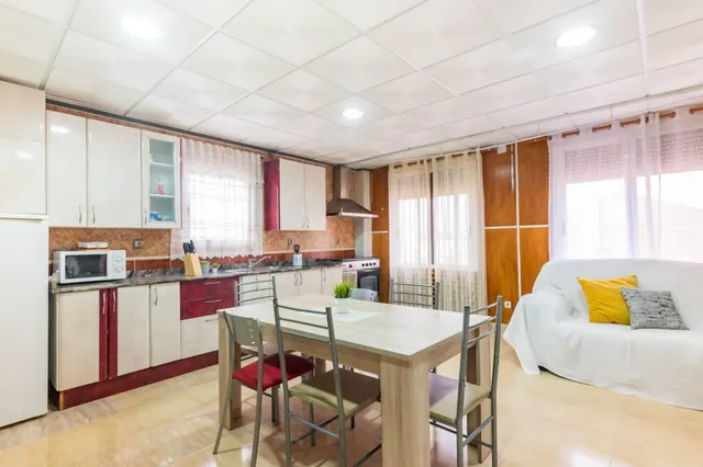 Casa con garaje, terraza y mucho potencial en los ramos — 29