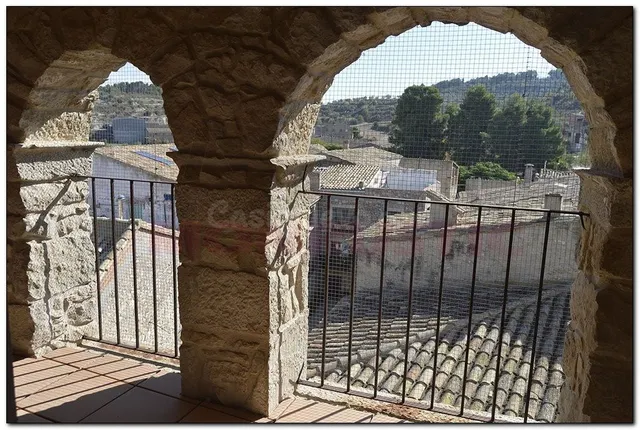 CASA DE PIEDRA ESQUINERA DE 257 M2 PRCTICAMNTE REFORMADA DE 