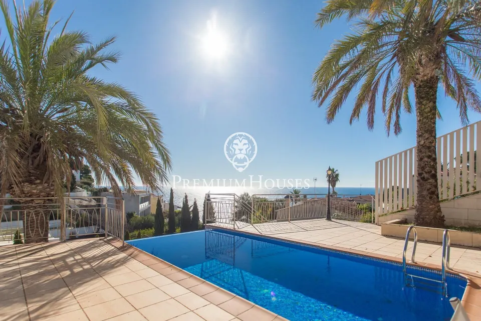 Casa en venta con impresionantes vistas al mar, piscina desbordante y ascensor