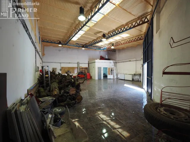 2 naves de 217 m2 de superficie en total con 26 metros de fa