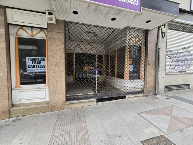 Amplio local comercial en zona de paso — 30