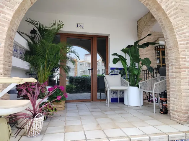Magnífico bungalow en planta baja con jardín en Villamartín  - foto 2