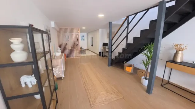 Adosado reformado de tres habitaciónes más apartamento con parking y piscina comunitaria. — 10