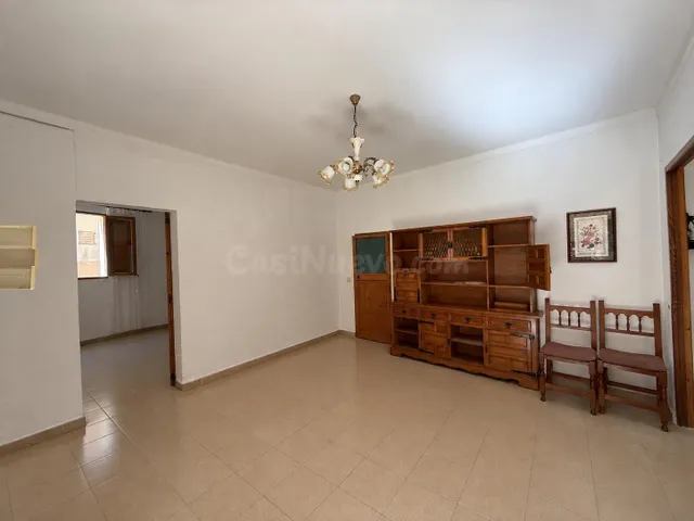 Encantadora Casa de Pueblo con Potencial y Espacios Exterior