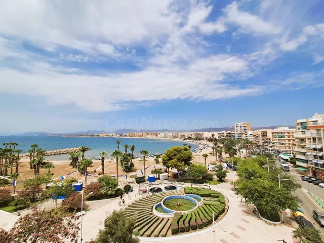 Piso de 4 dormitorios en primera línea de La Colonia con espectaculares vistas a la playa — 2