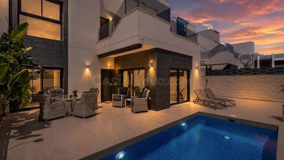 Villa moderna con piscina privada, 3 dormitorios y 3 baños.