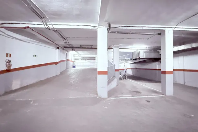 Este no es un aparcamiento cualquiera; es el mítico Garaje Villafontana. — 17