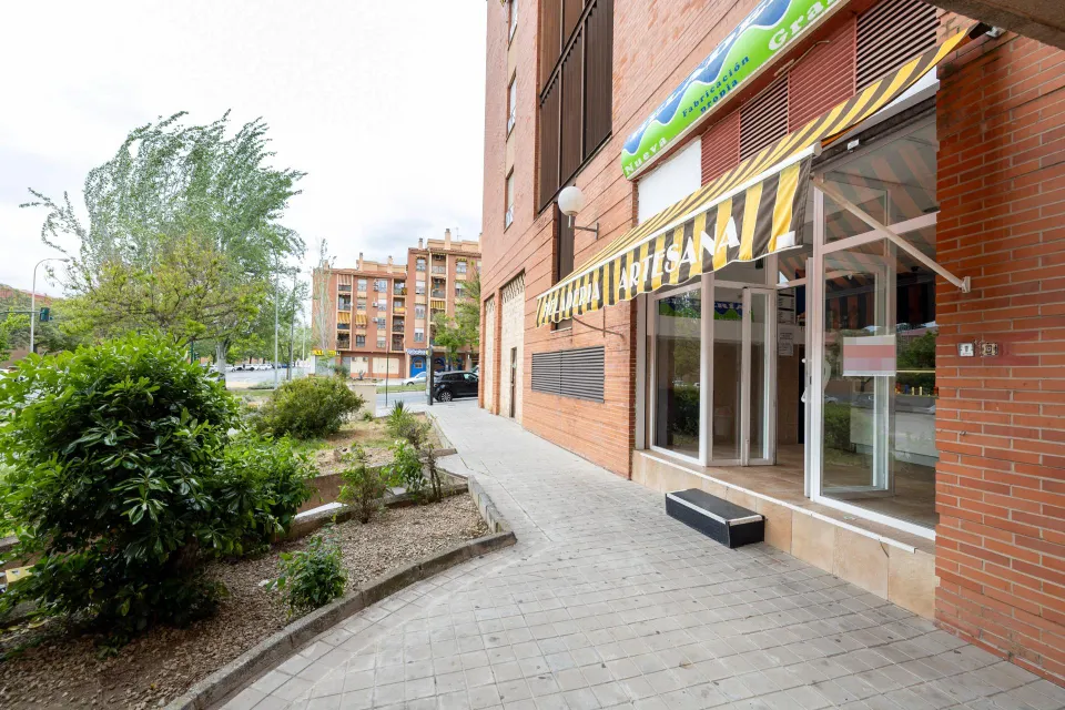 ¡Oportunidad! Se vende local con negocio de heladería en pleno funcionamiento. Parque Nueva Granada