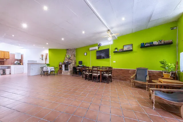 "Carácter rústico junto al mar, tu chalet para reinventar." — 8