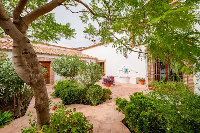 Casa de Campo Reformada en Villanueva de la Concepción: Paz, Elegancia y Vistas Únicas — 15