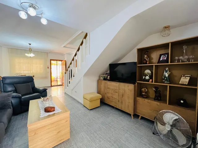 Chalet adosado de 3 dormitorios con terraza y piscina comunitaria en Playa Flamenca — 24
