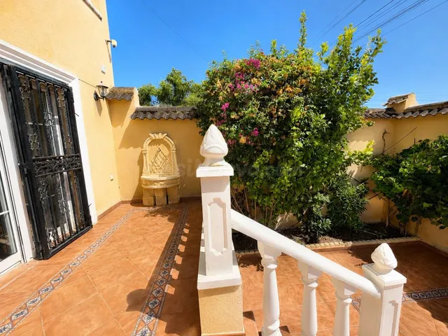 Villa independiente con piscina privada y 6 dormitorios junto a la Laguna Rosa de Torrevieja — 14