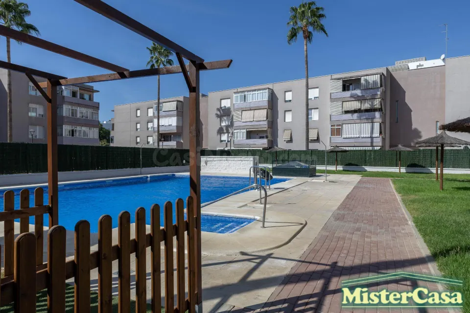 EXCLUSIVA. Piso zona sur VPO . 3 dormitorios , 2 baños , terraza . Plaza de garaje y trastero .