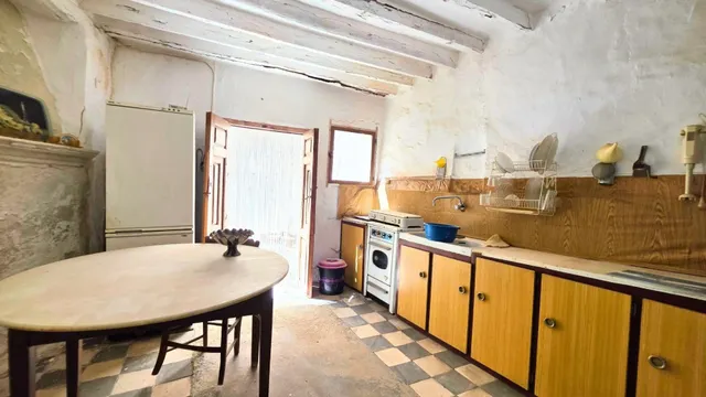 ¿Buscas espacio sin límites? 400 m2 de puro potencial en el corazón de Uleila. — 33