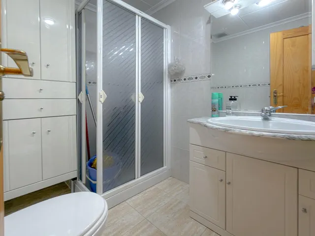 Centro! Estupendo apartamento con 2 dormitorios y 2 baños + Terraza con vistas laterales al mar + Piscina comunitaria — 14