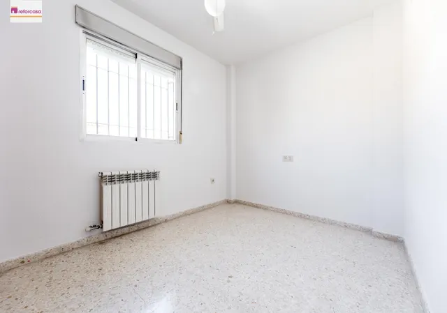 Vive en el corazón de Armilla: 4 dormitorios, patio, terraza y garaje — 14