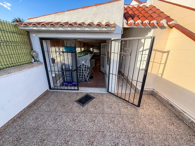 Amplio chalet pareado en El Chaparral — 4 dormitorios, 4 baños, piscina privada y gran parcela — 33
