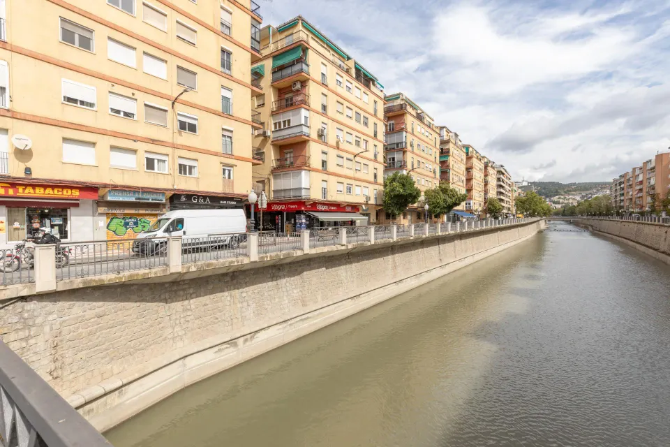 Piso amplio de tres dormitorios en ribera del genil-camino de ronda