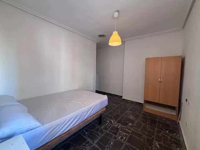 Piso para estudiantes muy luminoso de 3 dormitorios en la Alameda, Cartagena. — 19