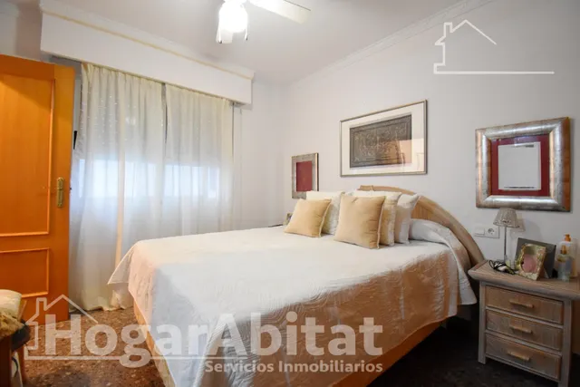 Confort y vistas al mar en este espacioso piso con balcón, gran garaje y trastero junto a la playa — 11