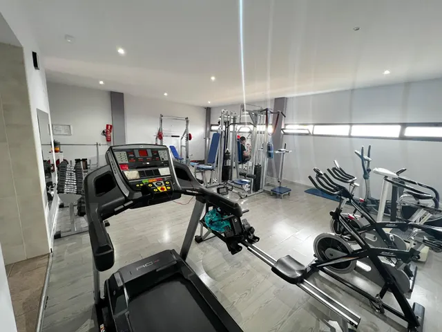 GRAN PISO DE 6 DORMITOTIOS CON PISCINA — 27