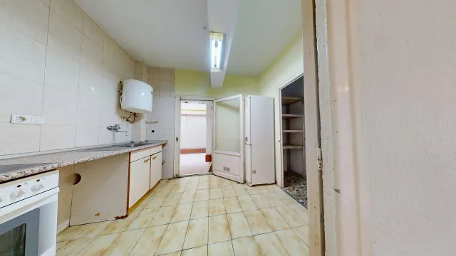 Piso de 89 m2 útiles con AMPLIA TERRAZA DE 40m2!!! Distribuido en cinco dormitorios, salón, cocina con despensa y terraza interior a patio de luces y un baño. — 18