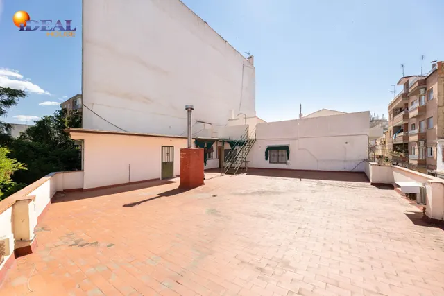 Local + vivienda en Avda. Cadiz — 29