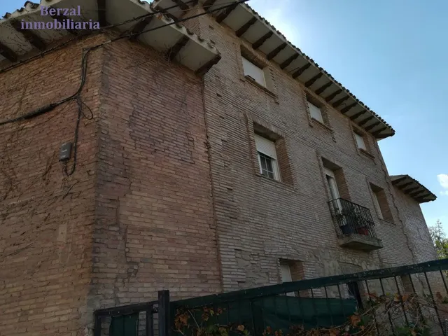 Casa magnifica, de dimensiones extraordinarias a veinte minutos andando del centro. — 25