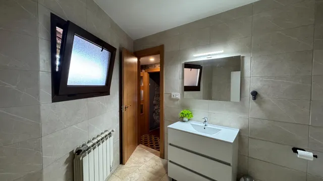 Casa de pueblo pareada reformada con patio de 50 m2 y anexo de 76 m2 en Bolmir (a 5 min de Reinosa) — 8