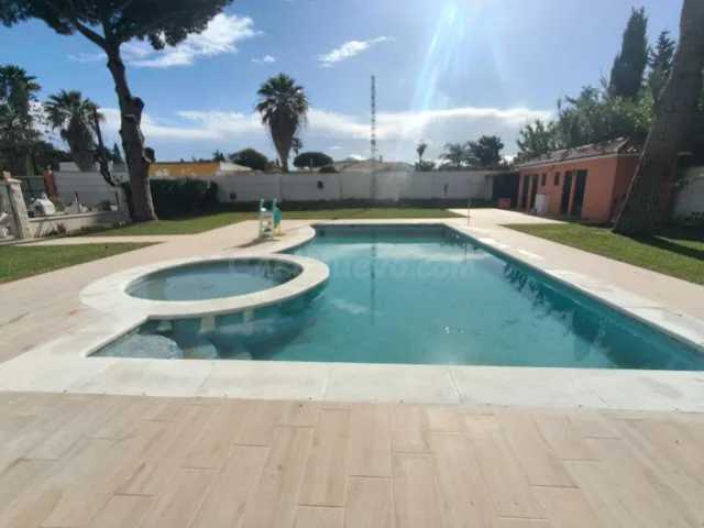 SE VENDE CHALET ADOSADO EN CHICLANA, ZONA PINAR DE LOS FRANC