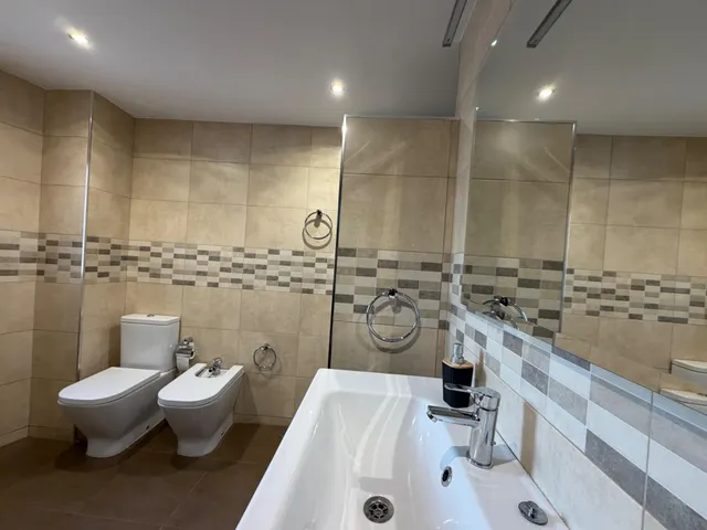 URBAMAR ALQUILA: Exclusivo Ático-Dúplex con Gran Terraza y Vistas a las Torres en Madrid — 7