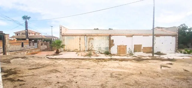 SE ALQUILA PARCELA VALLADA A DOS CALLES DE 3600 MTS2 CON NAVE DE 30O MTS2  EN VISTABELLA  A  10 KMS. DE TORREVIEJA — 8