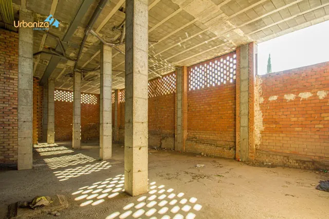 SE VENDE LOCAL COMERCIAL CON GRAN FACHADA Y POSIBILIDAD DE ENTREPLANTA. — 3