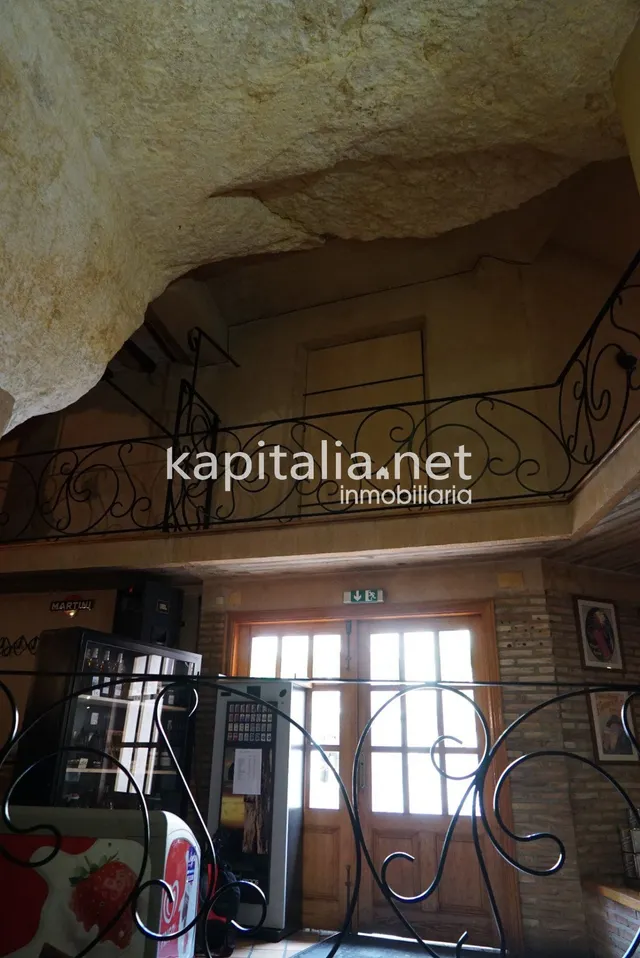 Bar en la emblemática población de Bocairent. — 11