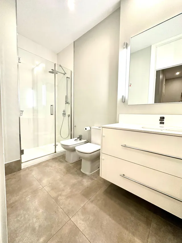 IMPRESIONANTE VIVIENDA EN CLAUDIO CUELLO ESQUINA JORJE JUAN — 41