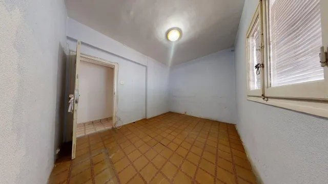 Piso de 89 m2 útiles con AMPLIA TERRAZA DE 40m2!!! Distribuido en cinco dormitorios, salón, cocina con despensa y terraza interior a patio de luces y un baño. — 28