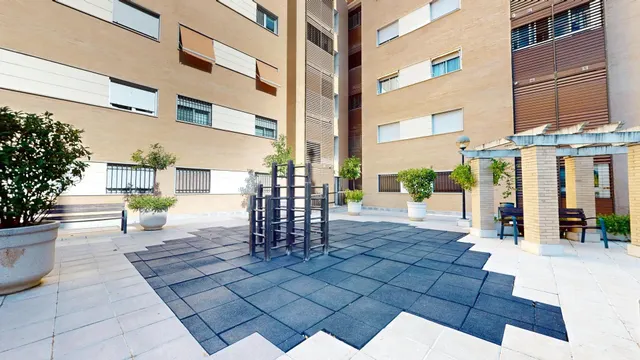 PISO DE RECIENTE CONSTRUCCIÓN CON AMPLIA TERRAZA, PISCINA, GARAJE Y TRASTERO — 38
