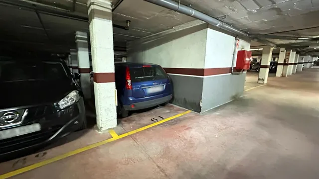 Se vende plaza de parquing para coche mediano en la zona del Parc del Estatut. — 4