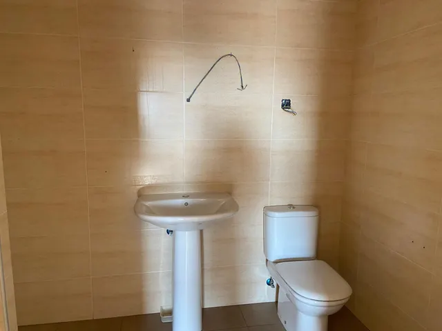 SE VENDE APARTAMENTO, COCINA, SALÓN, 2 HAB., 2 BAÑOS, ASCENSOR, TRASTERO, PLAZA DE GARAJE, NECESITA REFORMA. — 14