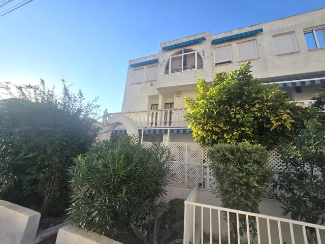 Dúplex adosado, 2 dormitorios, 1 baño, piscina comunitaria, cerca de la Avda. de las Habaneras, a unos 10/15 min. a pie de la playa del Cura — 41