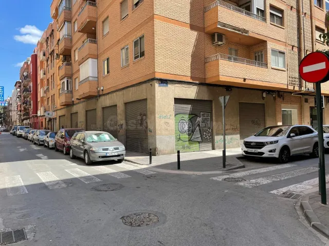 LOCAL COMERCIAL 363M2 CON PLAZA DE GARAJE JUNTO A RENFE — 2