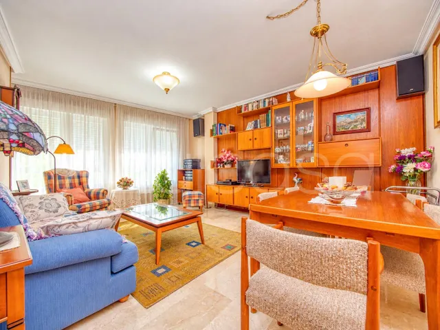 Piso en venta de 4 dormitorios y 2 baños completos con garaje Junto al Mercado Central de Alicante — 6