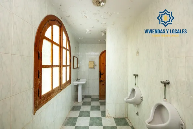 Terreno urbanizable, actualmente hay un restaurante. — 28