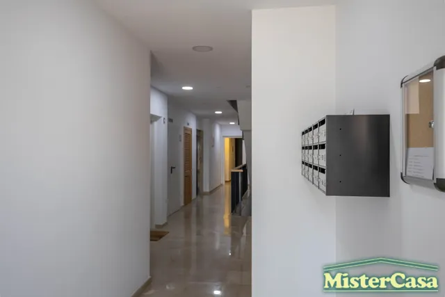 EXCLUSIVA!! Piso 3 dormitorios , 2 baños ,garaje y trastero . Gran patio  y piscina comunitaria . ROTA — 45
