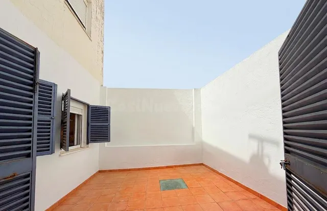 GRAN OCASIÓN EN CALLE LARGA DE 3 DORMITORIOS Y PATIO PRIVADO - foto 2
