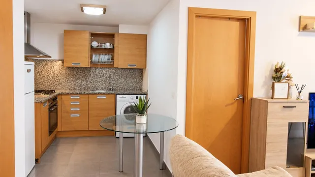 Piso en venta en el centro de Roses con ascensor y aparcamie - foto 2