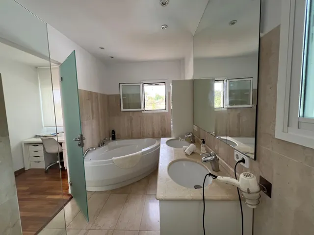 FINCA RÚSTICA EN VENTA CON PISCINA Y JARDÍN — 26